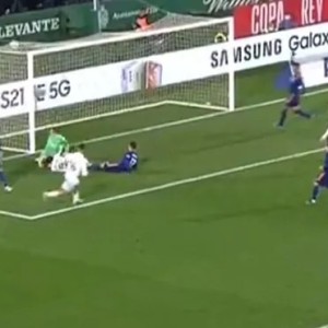  曼联补时争议点球绝平，VAR判罚引争议  